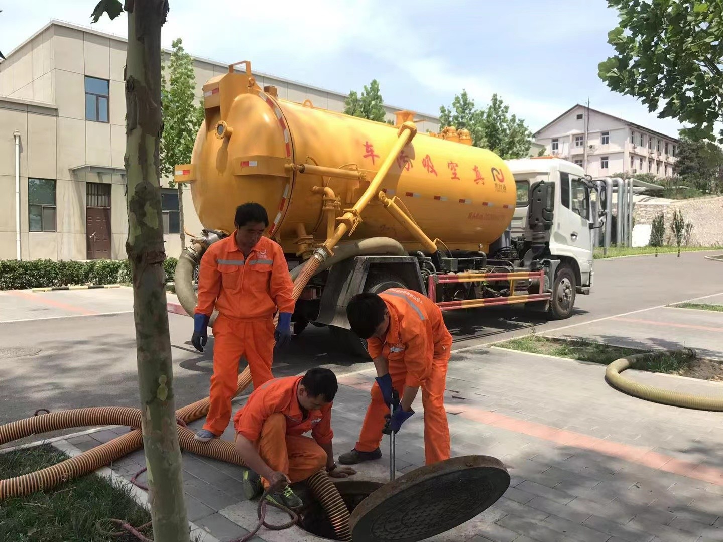 大渡口管道疏通车停在窨井附近