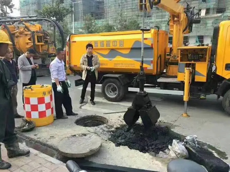 大渡口街道：网格员化身“清道夫”，为民解忧疏通“堵心”化粪池