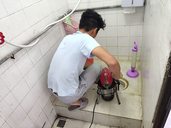 大渡口肥皂掉到马桶里把马桶堵住了怎么办？马桶堵住了怎么办