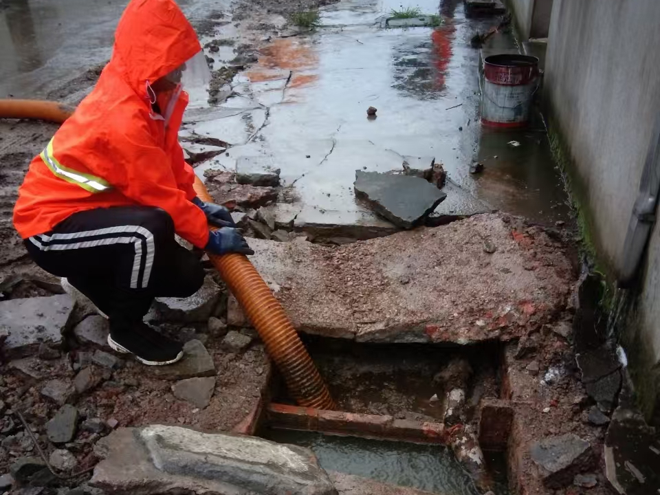 大渡口专业清理污水池 炜誉市政以规范流程守护城市 “肠道”