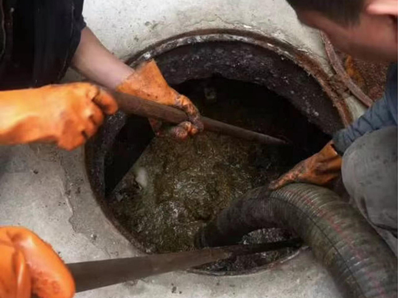 大渡口清理化粪池时如何避免沼气的危害？